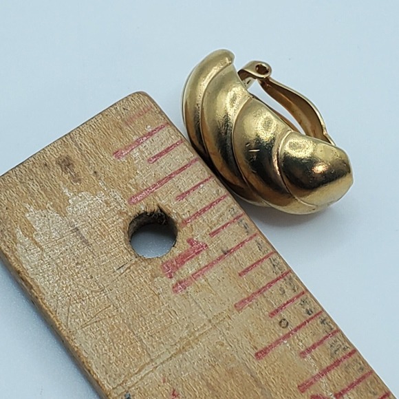 Vendome Womens Clip-On Earrings Gold Tone Shell Design Vintage Elegant - Picture 7 of 8